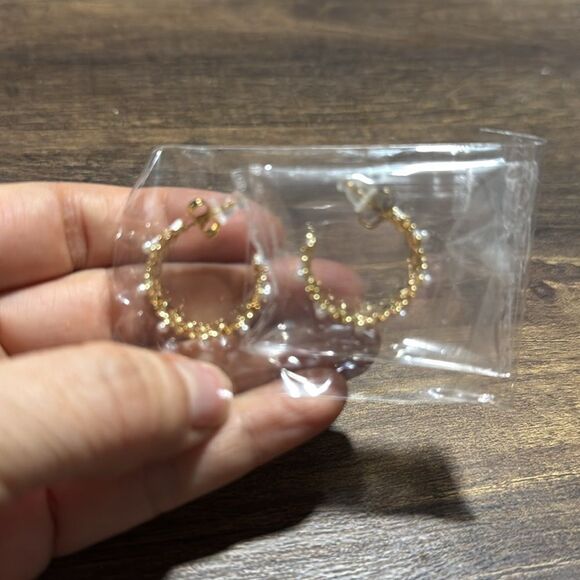 Elegant 14K Gold Plated Pearl Floral Hoop Earrings - Picture 15 of 16